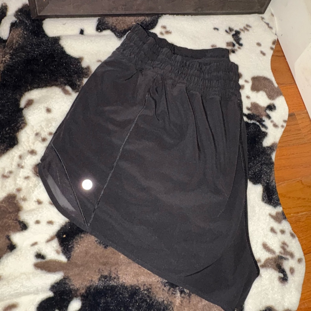 lululemon high rise hotty hot 2.5 shorts